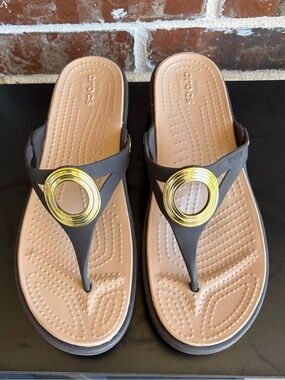 CROCS Sanrah Sandals Espresso Gold Beveled Circle Wedge Sandals Size 10